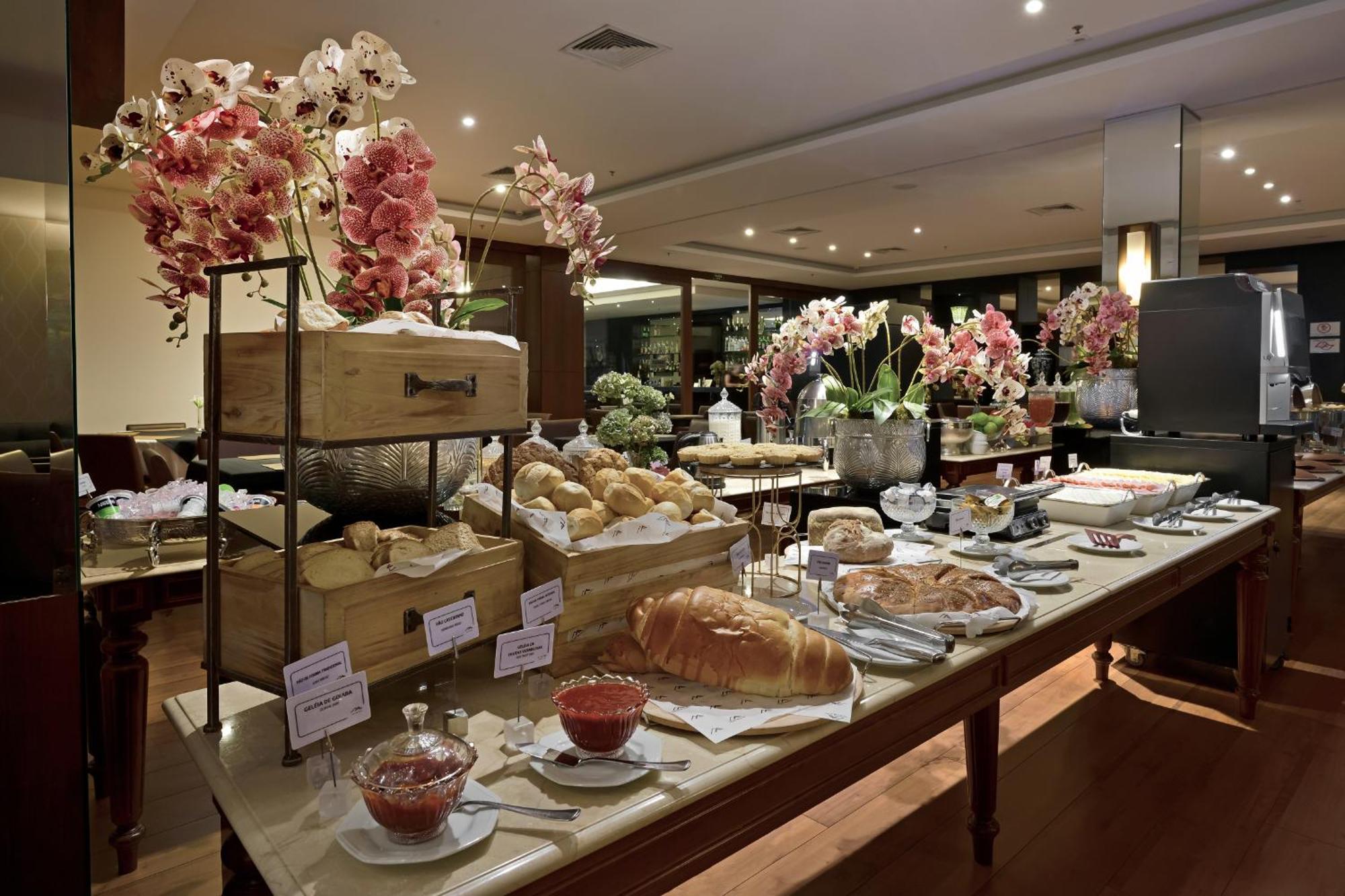 Hotel Mont Blanc Premium Ribeirão Preto Kültér fotó A buffet at a hotel