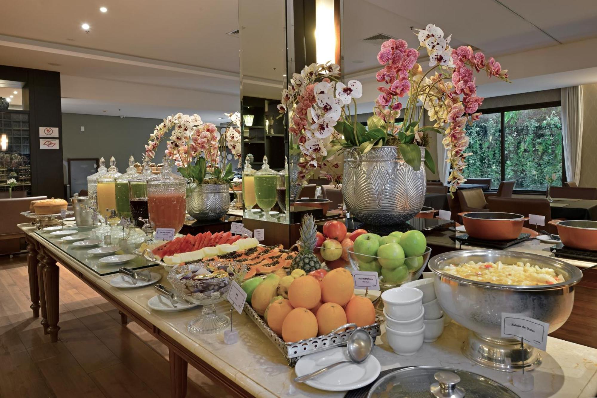 Hotel Mont Blanc Premium Ribeirão Preto Kültér fotó A fruit buffet