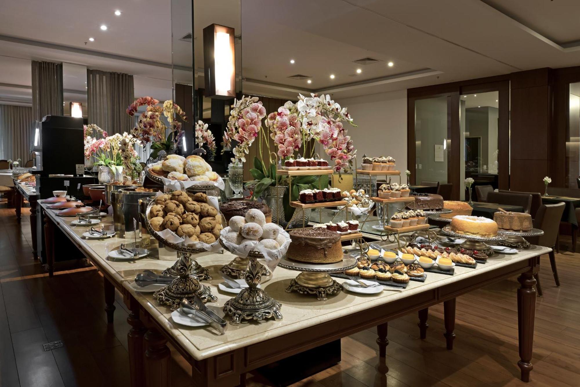 Hotel Mont Blanc Premium Ribeirão Preto Kültér fotó A dessert table at a wedding reception