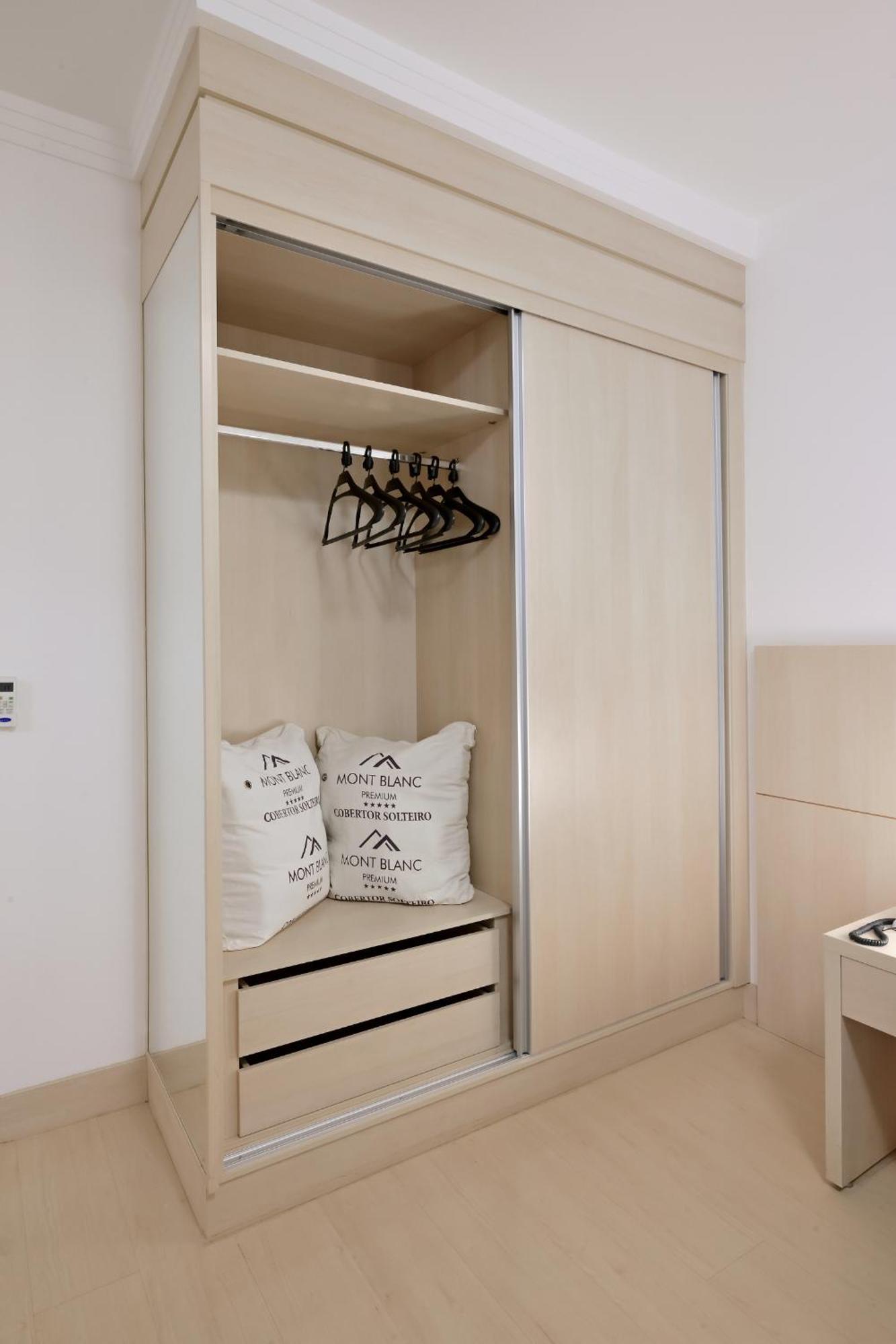 Hotel Mont Blanc Premium Ribeirão Preto Szoba fotó A sliding wardrobe