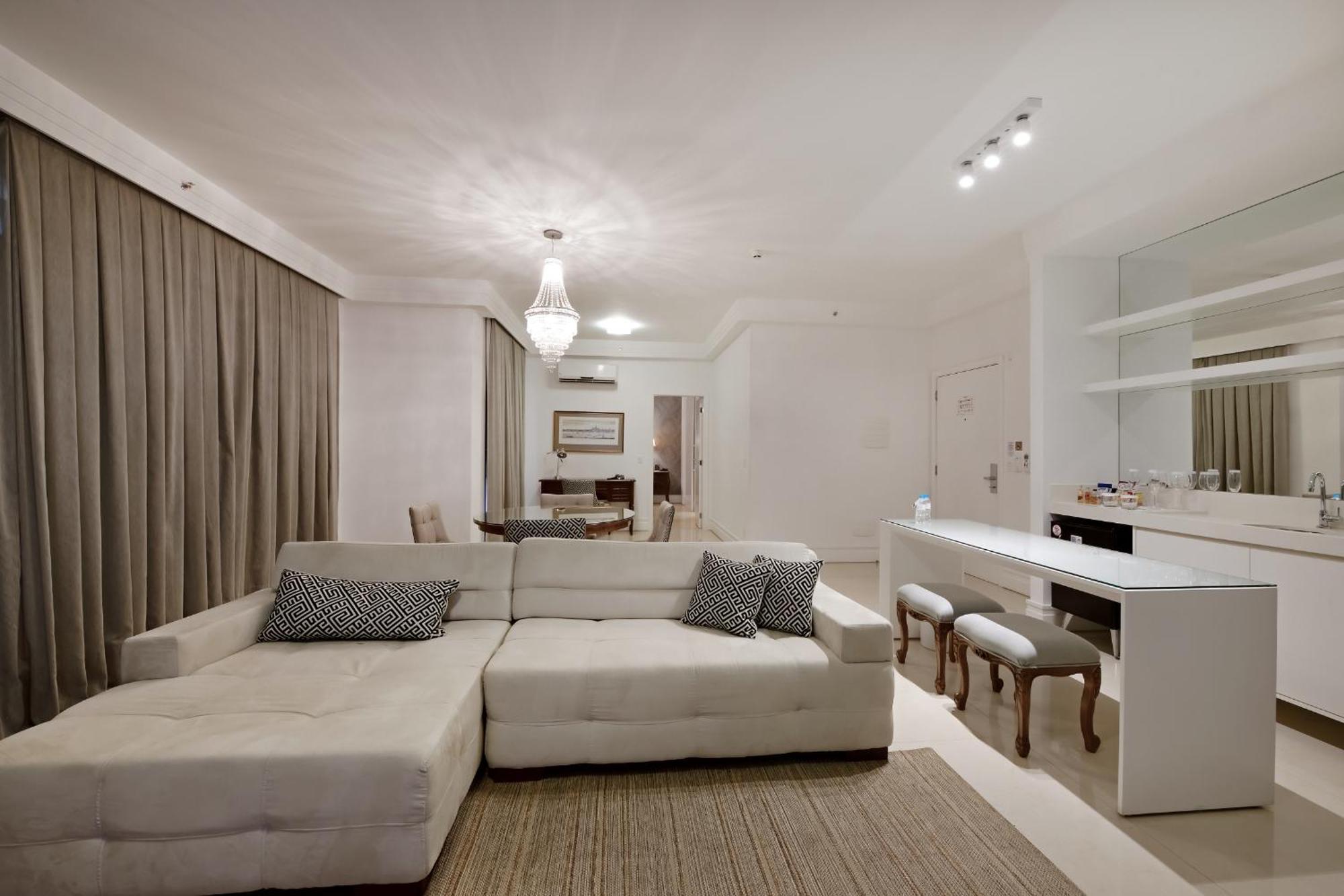 Hotel Mont Blanc Premium Ribeirão Preto Szoba fotó A living room with a wet bar